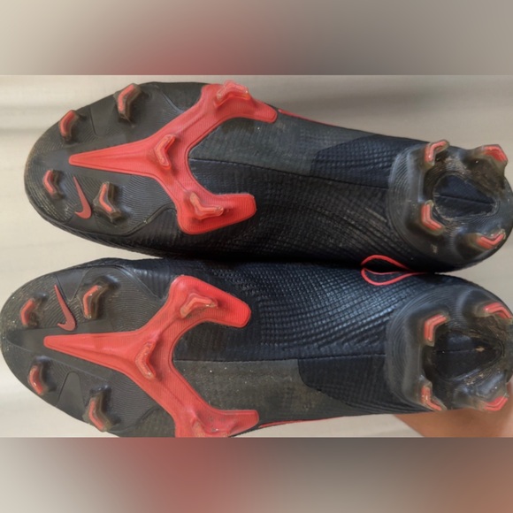 Nike Black and Red Athletic Shoes main image 6